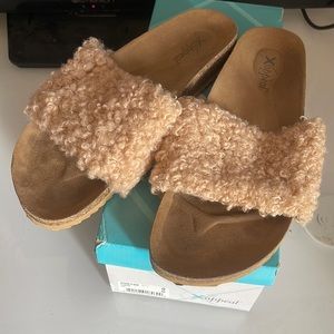 Women’s fuzzy sandals/slides size 9